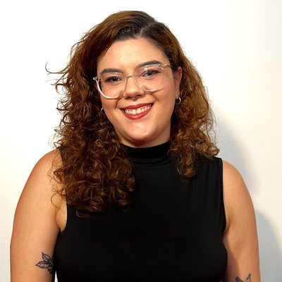 Retrato de Aline Julio, CRO Specialist e Estrategista de Marketing