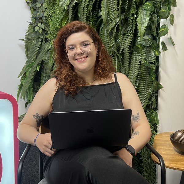 Aline Julio trabalhando em notebook