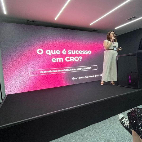 Aline Julio palestrando sobre CRO no SEOCamp